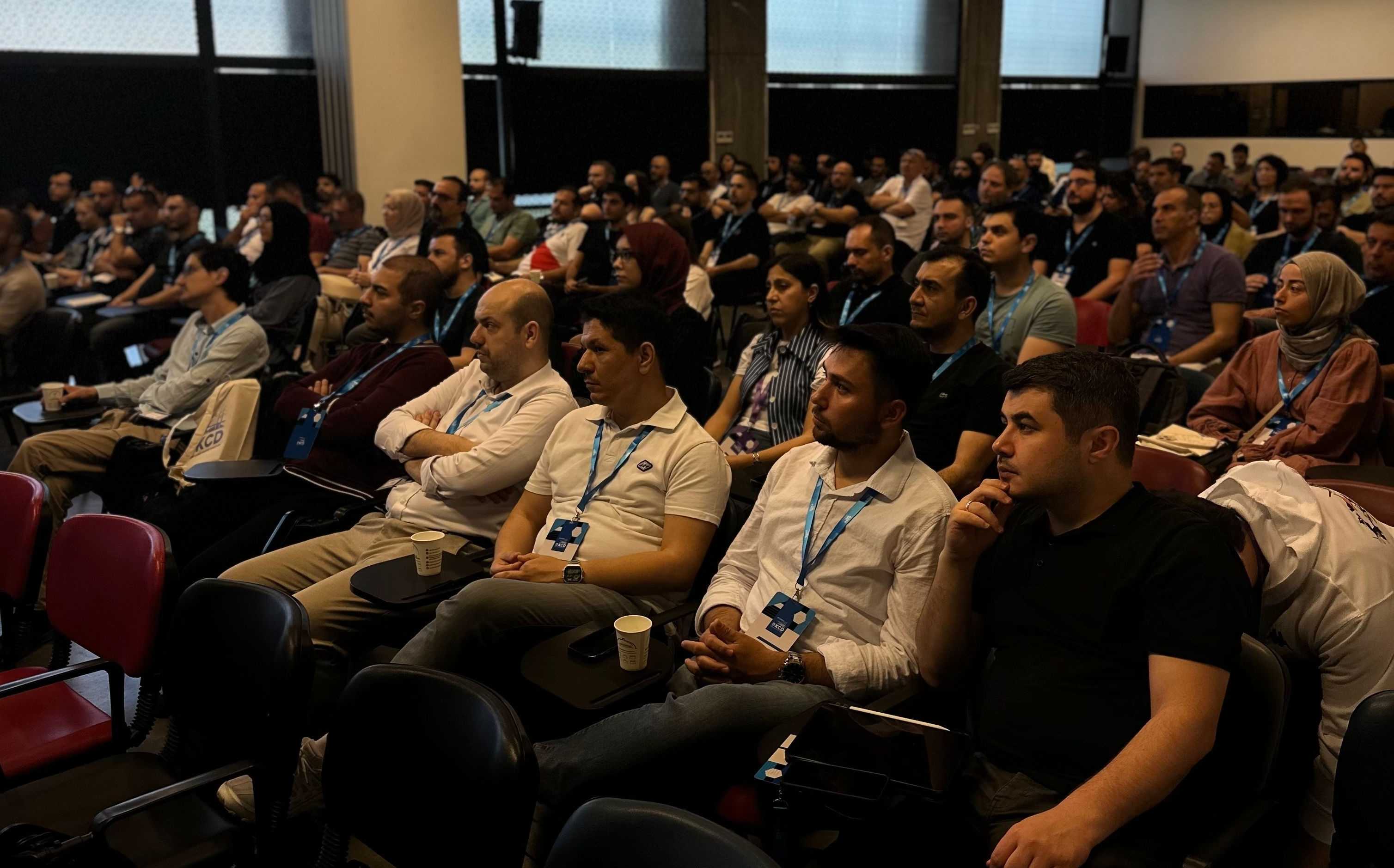 Speaker presenting to audience at CNCF Istanbul meetup